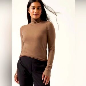 Athleta Foresthill Ascent Seamless Turtleneck | Rustic Beige | Size S